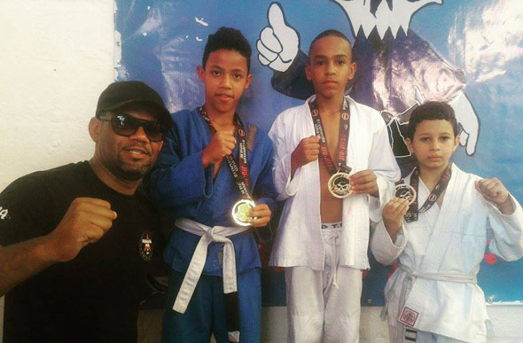 Atletas conquistam medalhas de ouro e prata na competição de jiu-jitsu / Foto: Amigos do Barreiro