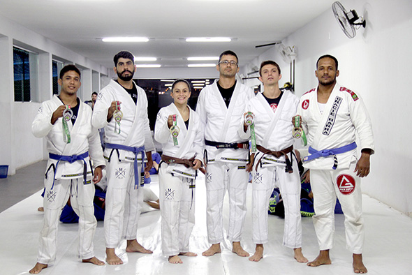 Equipe RMT com o Professor Rodrigo Reis (faixa preta) - Foto: Divulgação