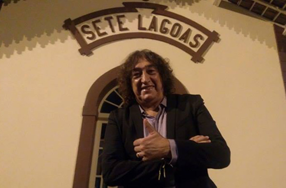 O cantor vendeu e autografou as obras no local após a exibição do documentário./Foto: Ana Amélia Maciel-SeteLagoas.com.br