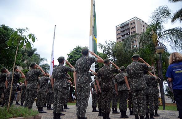 Militares em continência à bandeira do Brasil / Foto: Alan Junio