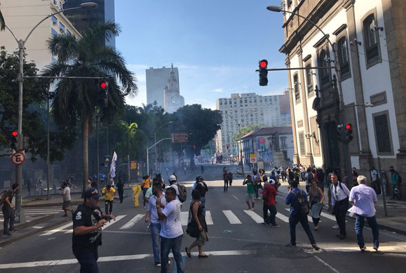 Após decisão dos deputados cariocas pela soltura dos colegas houve confronto entre policiais e manifestantes/Foto: G1