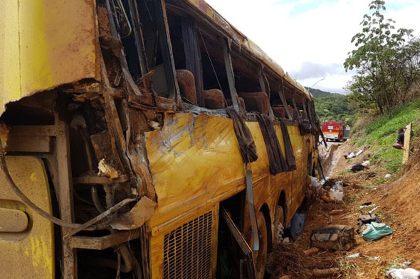 Um ônibus tombou na manha deste domingo ( 12 ) , na BR-381 , em Igarapé, deixando ao menos 6 mortos , sendo 1 bebê de apenas 9 meses/Foto: OT