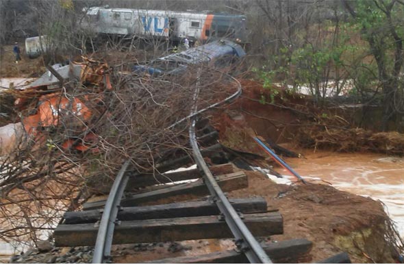 lEstrada de ferro totalmente destruída por conta da força das águas - Foto: CBMMG