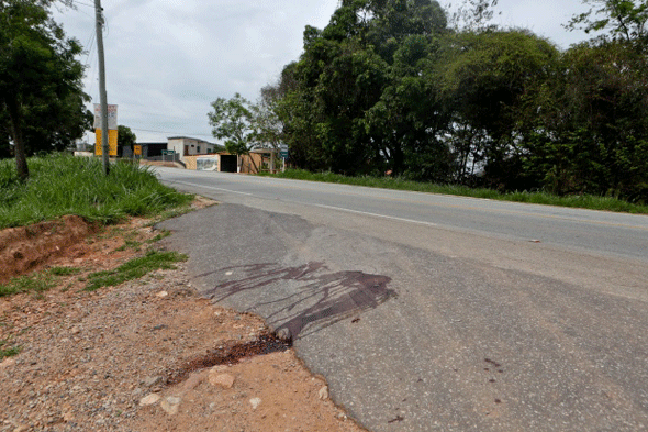 Corpos foram deixados na beira da estrada/Foto: OT