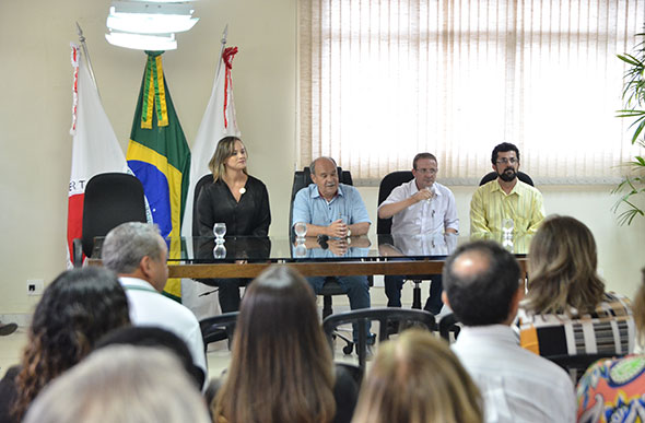 Autoridades locais, capitaneadas pelo prefeito Leone Maciel, participaram da mesa de cerimônia - Foto: Alan Junio
