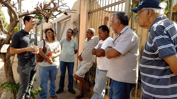 Secretário de Obras Vitor Dias e a vareadora Marli Barbosa visitaram o local e reuniram com os moradores/Foto: Reprodução facebook