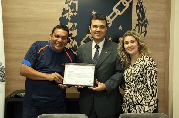 Presidente Caramelo (à esq.), Benjamim Sebastião Oliveira Junior (centro) e Carolina Schettino (a direita) / Foto: Ascom TV Câmara 