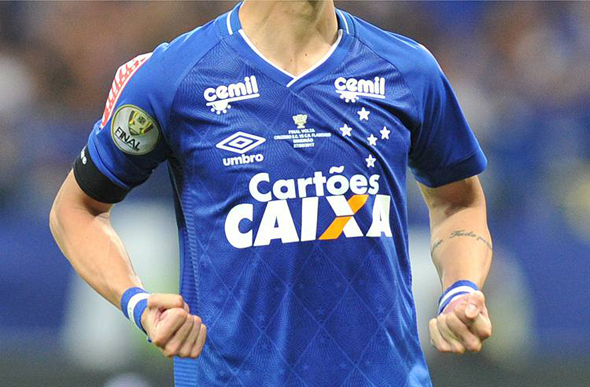 Na final da Copa do Brasil, Caixa estampou na camisa do Cruzeiro a marca dos "Cartões Caixa" / Foto: Divulgação