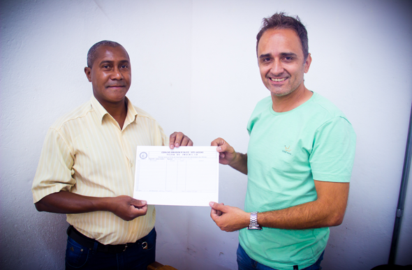 Nélson Tarabal, funcionário da Câmara, recebeu das mãos do gerente de esportes, Vamberto Teixeira, a ficha de inscrição para mais uma edição da Copa do Servidor Municipal / Foto: SMEL