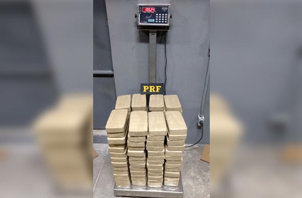 Tabletes de pasta base chegaram a 106kg - Foto: PRF Minas Gerais