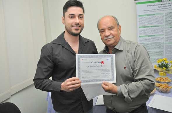 Prefeito Leone Maciel entrega o diploma ao Dr. Vinícius Nobre Flávio / Foto: Ascom PMSL 