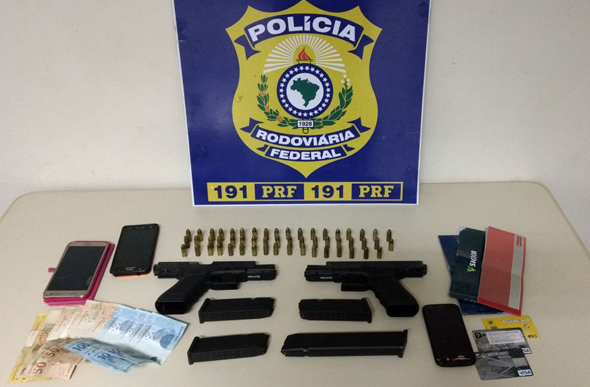 Os autores foram conduzidos à Delegacia de Polícia Civil de Sete Lagoas, juntamente com as armas e materiais apreendidos / Foto: PRF - Sete Lagoas 
