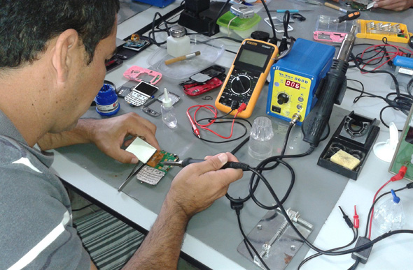 Técnico em Eletrônica para manutenção em celular / Foto Ilustrativa: youtube.com