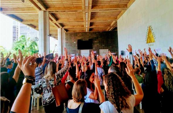 Professores fizeram assembleia na quinta passada definindo indicativo de greve - Foto: Sinpro Minas / arquivo
