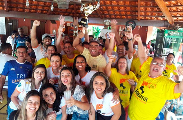 Jogadores e torcedores do Razena da Madrugada fazem festa após a decisão da Copa Cortez / Foto: Álvaro Vilaça