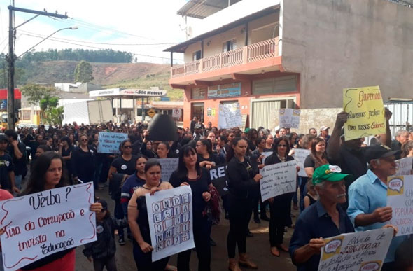 Foto: AMM/Divulgação - Moradores do município de Paula Cândido protestam contra a falta de repasse