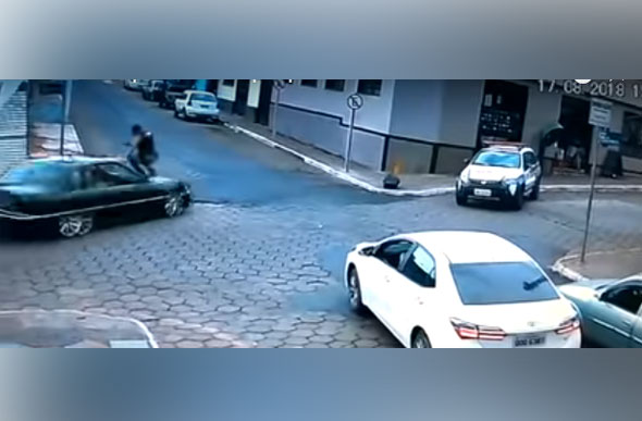 Motorista desobedece ordem de parada e joga carro sobre o policial/Foto: Vídeo Internet
