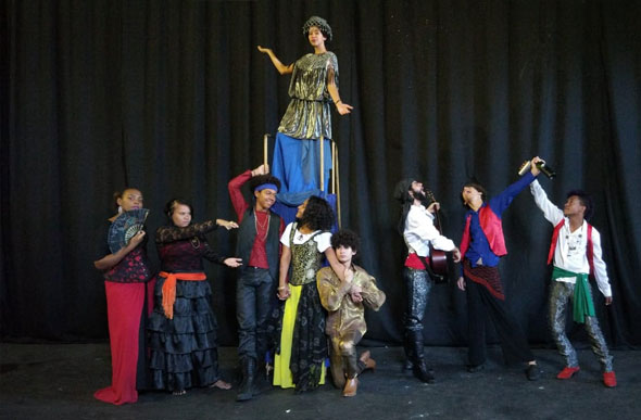 Foto: AsCom Teatro Preqaria/ No teatro, os formandos apresentam um espetáculo e quem ganha é o público