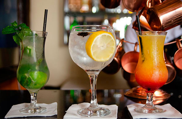 Drinks disponíveis no bar e restaurante 'O Candieiro' / Foto: Alan Junio