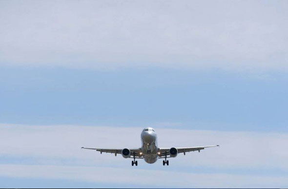 Foto: JOSEP LAGO / AFP/   Avião prepara para pousar- 