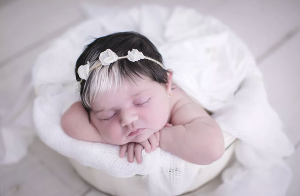  Foto: Paula Beltrão/Divulgação / Bebê nasce com franja branca em BH e faz sucesso nas redes sociais 
