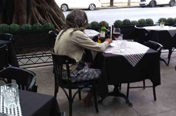Foto:  Rafael Salazar/Divulgação/ Cliente almoçou na varanda do restaurante e pediu vinho para acompanhar a refeição