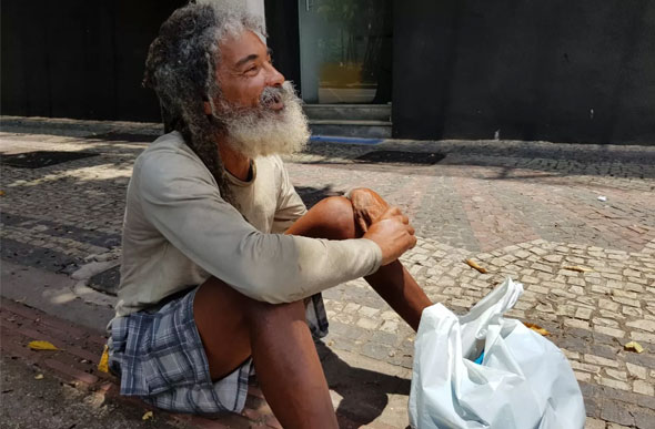 Aline Aguiar/TV Globo/ Morador de rua faz questão de pagar por refeições em Belo Horizonte