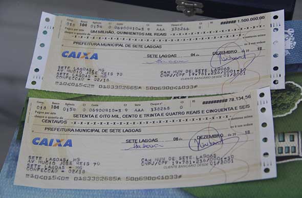 Os cheques foram repassados ao prefeito/ Foto: Alan Junio