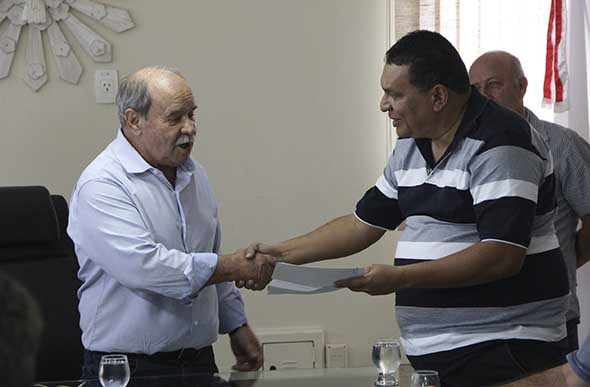 Prefeito Leone Maciel recebe o cheque das mãos do presidente da CMSL, Caramelo/ Foto: Alan Junio