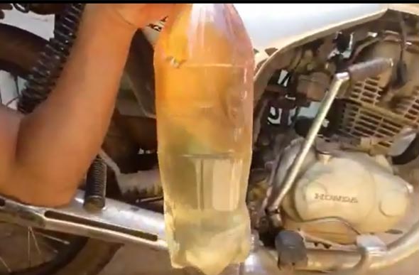 Motociclista exibe gasolina misturada com outra substância - Foto: reprodução