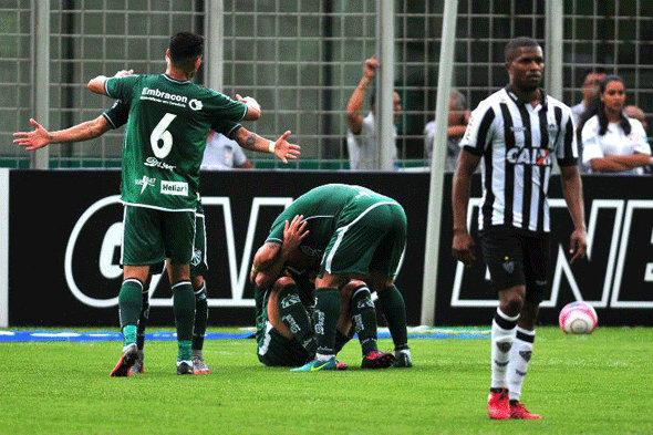 Time alvinegro saiu vaiado pela torcida após o resultado negativo diante da Caldense no Independência/Foto: EM/Robson Lisboa