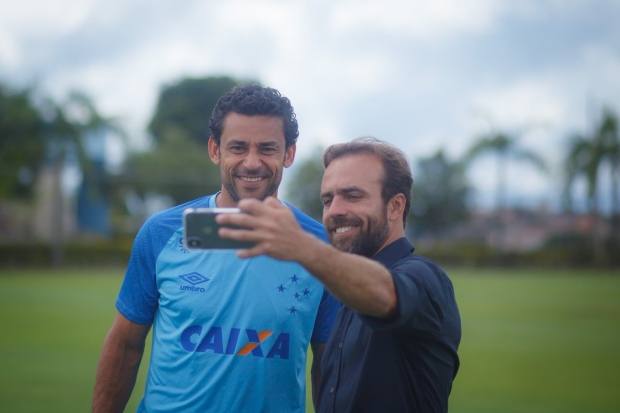 Lado a lado Fred e Roger Flores filmam matéria para canal oficial do Cruzeiro/Foto: Reprodução Cruzeiro