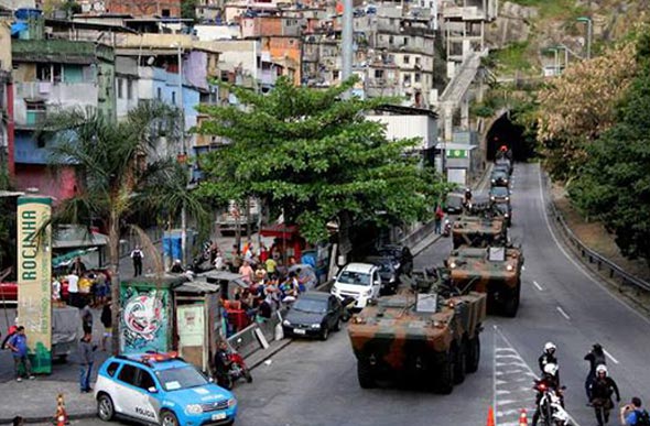 Militares do Exercito assumindo posições no cerco à favela da Rocinha, a mais conhecida do Rio de Janeiro / Foto: Marcos Arcoverde