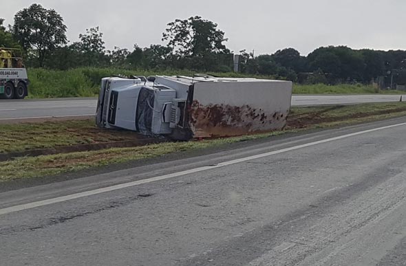 Caminhão tombou no local conhecido como Gineta - Foto: leitor / via WhatsApp