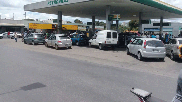 Centenas de pessoas saíram às ruas em protesto ao preço da gasolina/Foto: Enviada via Whatsapp