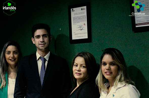 Na foto Matheus Pires (advogado), Sabrina Cordeiro (engenheira ambiental) e Andreia (proprietária da casa)