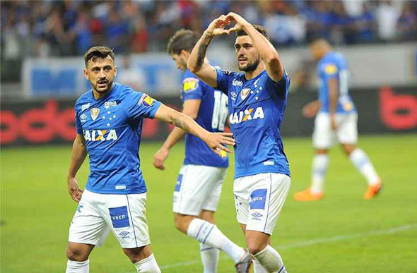 Com assistência de Robinho, Arrascaeta marcou o gol da vitória do Cruzeiro sobre o Atlético-PR