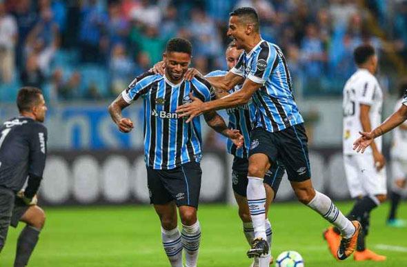 Ex-atacante do Galo, André, de cabeça, marcou o segundo gol do Grêmio diante de um fragilizado Atlético