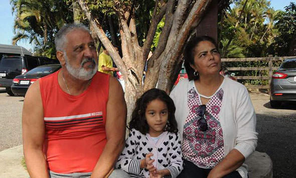 Jorge Neves, Telma e a neta Isabela Campos em parada depois de pista perigosa em Itatiaiuçu / Foto: Paulo Filgueiras