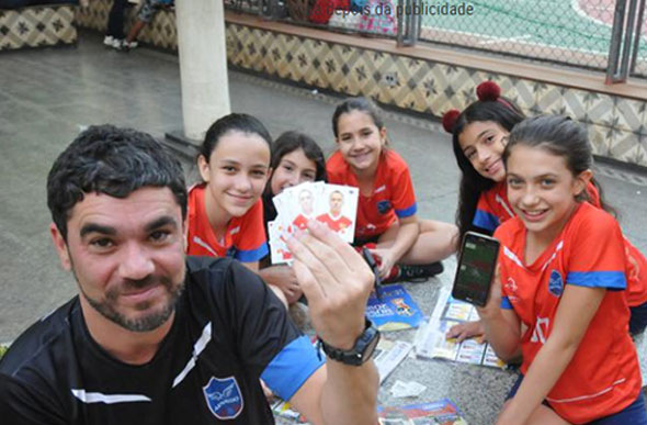 O treinador de futsal feminino Luiz Pedro Souza troca figurinhas com suas alunas depois dos treinos / Foto: Alexandre Guzanshe