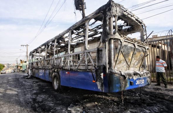 Ônibus queimado na quinta-feira em BH durante a série de ataques da última semana/ Foto: Alex de Jesus