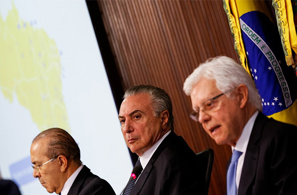 O presidente Michel Temer (centro), entre os ministros Eliseu Padilha (esq.) e Moreira Franco (dir.) /Foto: Marcos Corrêa/ Presidência da República