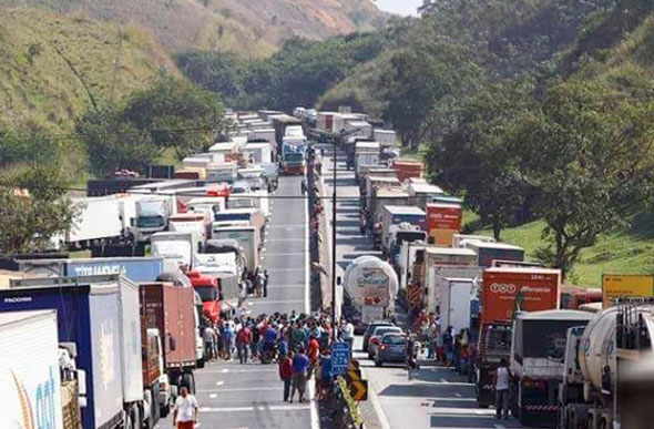 Foto: Reprodução Via WhatsApp / Protesto de caminhoneiros chega ao sexto dia