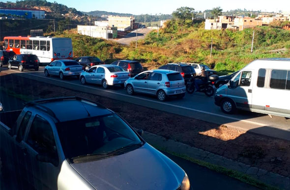 Foto: Via WhatsApp / Neste momento há congestionamento próximo a Ribeirão das Neves
