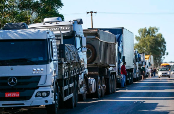 O movimento dos caminhoneiros começa a afetar o abastecimento de alguns postos de combustíveis na capital e interior/ Foto:Marcelo Camargo/Agência Brasil 