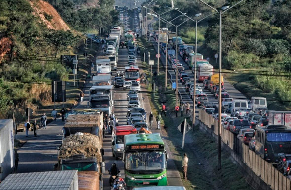 Foto: Reprodução O Tempo / Congestionamento do início da manhã na BR-040 em Ribeirão das Neves devido ao protesto dos caminhoneiros