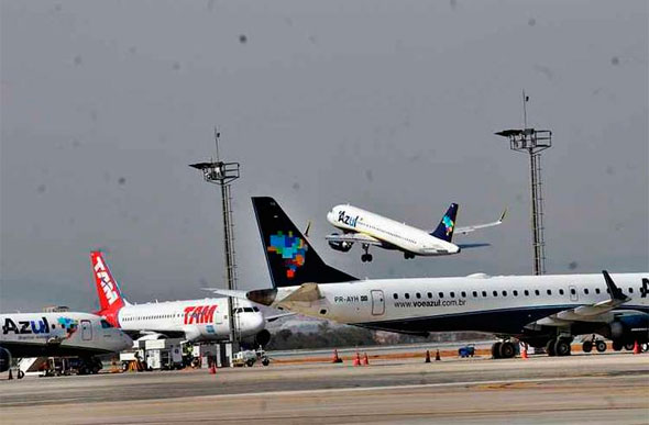 Orientação é que os passageiros entrem em contato com as companhias aéreas para consultar a situação dos voos antes de sair de casa/ foto: Jair Amaral/EM