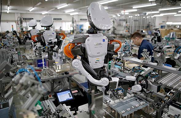 Robôs na fábrica de Kazo, Japão, na linha de produção