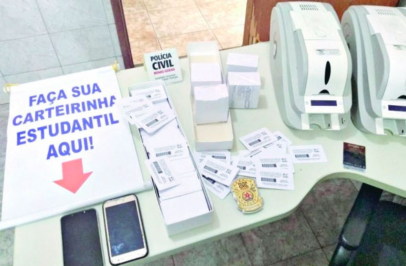 Foto: Polícia civil / Divulgação - Aparato. Equipamentos utilizados pelos criminosos na venda e na produção dos documentos falsos foram apreendidos nesta terça-feira em Minas