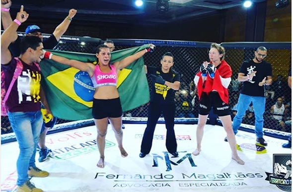 Flaviana Moreira venceu a lutadora da Letônia Veronika Fetodova por decisão unânime em sua estreia no MMA profissional - Foto: Reprodução RMT/Território Tupiniquim